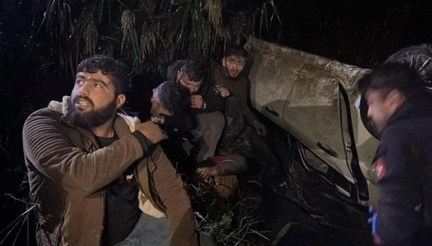 Polisten kaçarken kazaya yaptılar Otomobilde 9 kaçak göçmen yakalandı