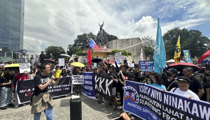 Filipinlerde yolsuzluk skandalı on binleri sokağa döktü