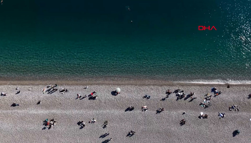 Ara tatilin son gününde, sahilde yazı aratmayan yoğunluk