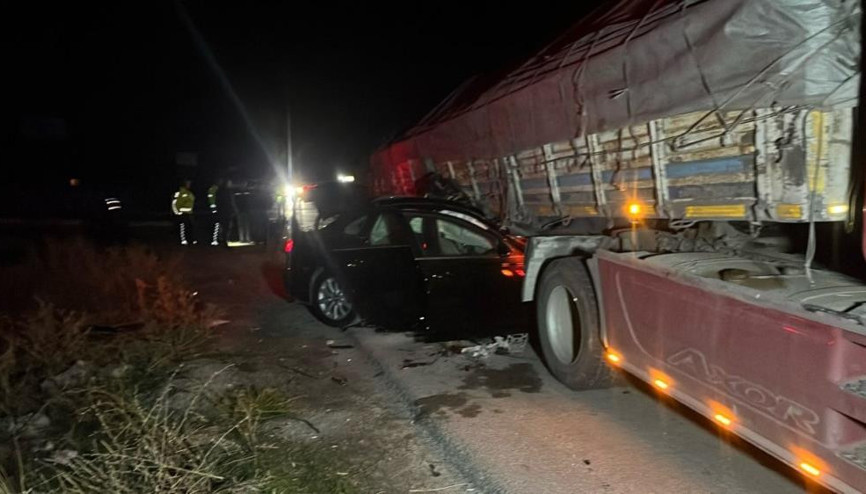Afyonkarahisarda feci kaza Otomobil tırla çarpıştı: 2 ölü, 2 yaralı