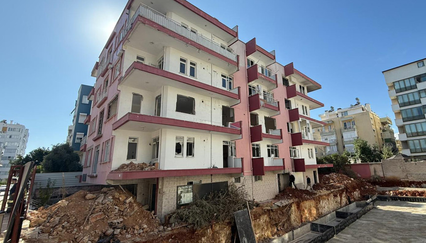 4 katlı metruk binada yangın çıktı; 1 erkek cesedi bulundu 4 katlı metruk binada yangın çıktı; 1 erkek cesedi bulundu