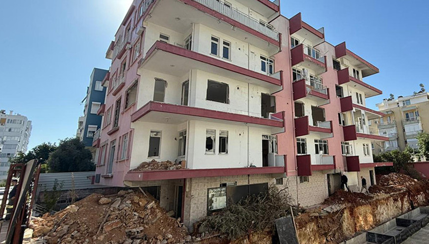 4 katlı metruk binada yangın: Bir erkeğin cansız bedeni bulundu 4 katlı metruk binada yangın: Bir erkeğin cansız bedeni bulundu