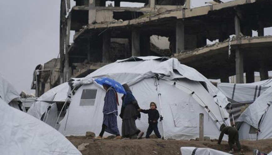 Gazzede on binlerce çadır sular altında kaldı