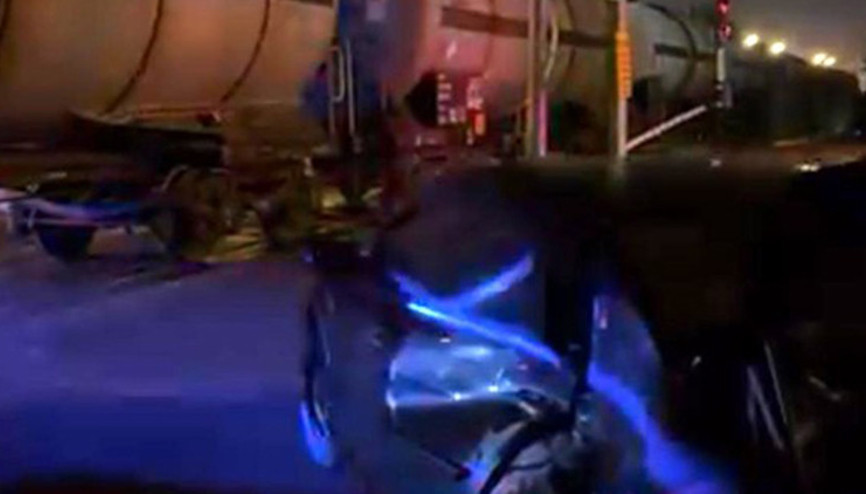 Diyarbakırda tren otomobile çarptı: 1 yaralı