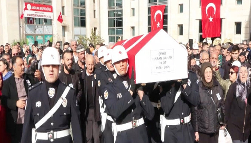 Şehit Pilot Hasan Bahar son yolculuğuna uğurlandı Şehit Pilot Hasan Bahar son yolculuğuna uğurlandı