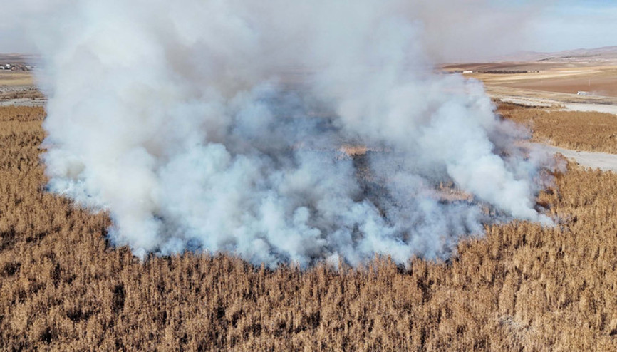 Konya Gök Gölündeki sazlık bölgedeki yangın ikinci gününde