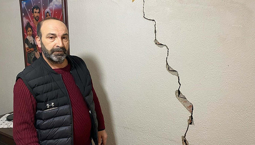 İzmirde evlerinde çatlaklar oluşan mahalleli çözüm bekliyor