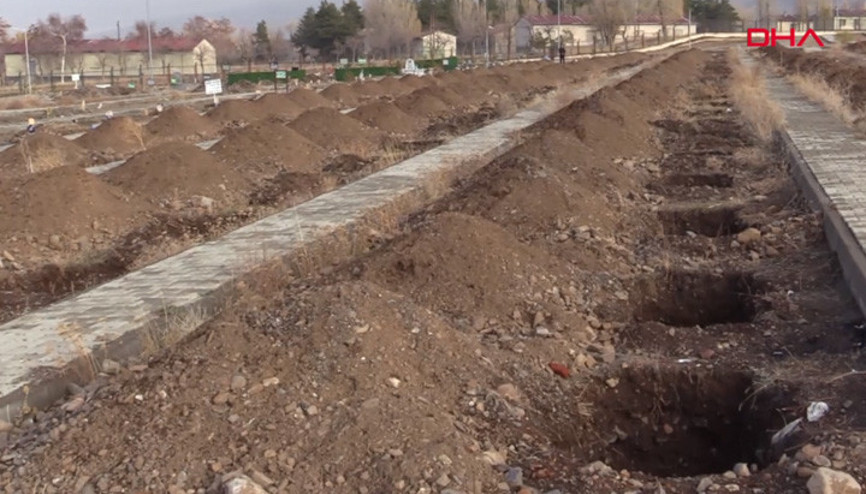 Erzurumda dondurucu soğuklar öncesi 500 kışlık mezar kazıldı