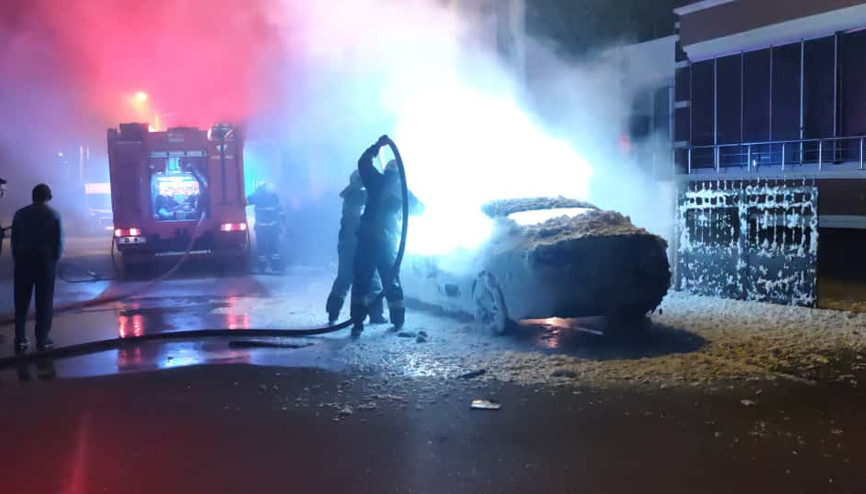 Park halindeki otomobil yandı Park halindeki otomobil yandı