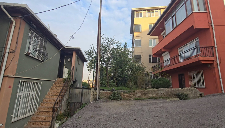 Beykozda duvarlarında çatlak oluşan 2 bina tahliye edildi