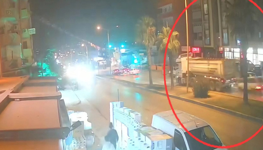 Adanada otomobilin, TIRa çarptığı kaza kamerada