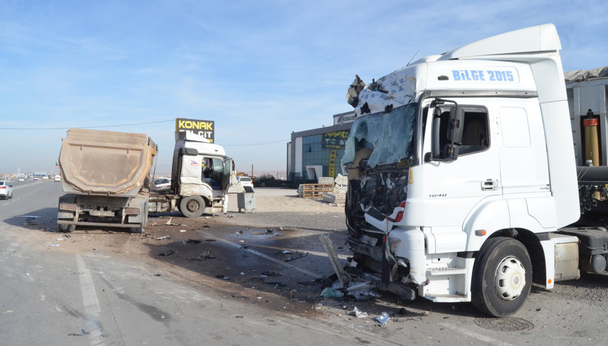 TIRla, kamyon çarpıştı: 1 yaralı TIRla, kamyon çarpıştı: 1 yaralı