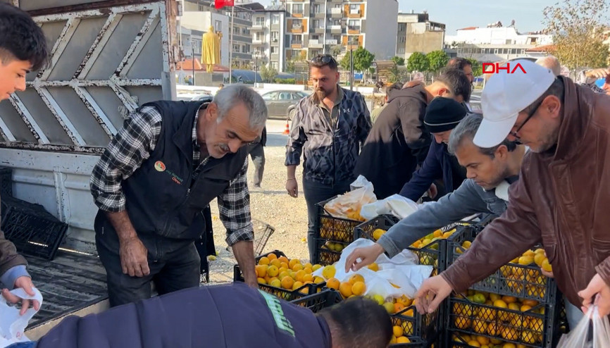 Hatayda üreticiler, alıcı çıkmayan tonlarca mandalinayı ücretsiz dağıttı