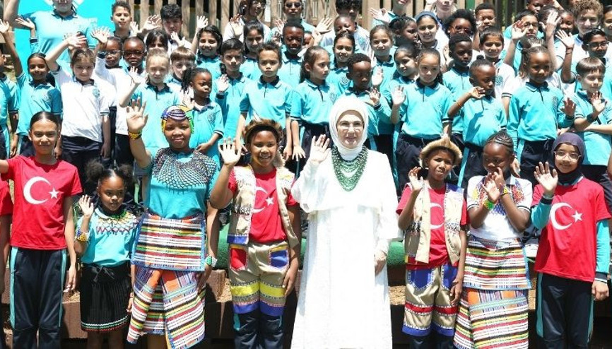 Emine Erdoğan, Güney Afrikada Uluslararası Maarif Okulunu ziyaret etti