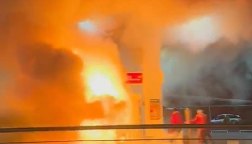 Otomobil akaryakıt istasyonuna daldı, 2 otomobil cayır cayır yandı Otomobil akaryakıt istasyonuna daldı, 2 otomobil cayır cayır yandı