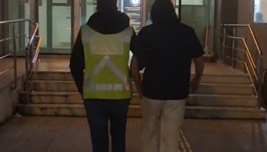 Trafik tartışmasında otomobile levye ile saldıran 2 şüpheli gözaltında