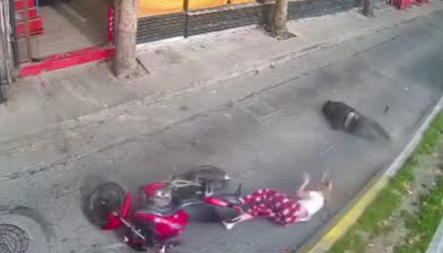 Metrelerce yerde sürüklendiler İstanbuldaki motosiklet kazası kamerada