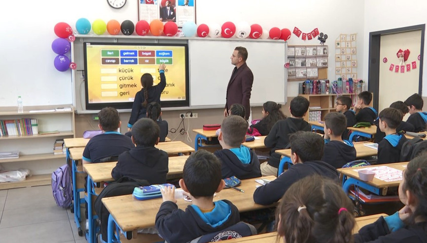 Osman öğretmen, depremzede çocuklara hem öğretmen hem rehber oldu