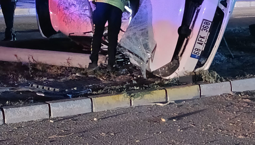 Otomobil aydınlatma direğine çarptı : 2 yaralı Otomobil aydınlatma direğine çarptı : 2 yaralı