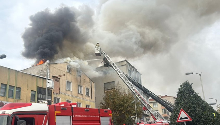 3 katlı fabrikada yangın Dumanlar gökyüzünü kapladı