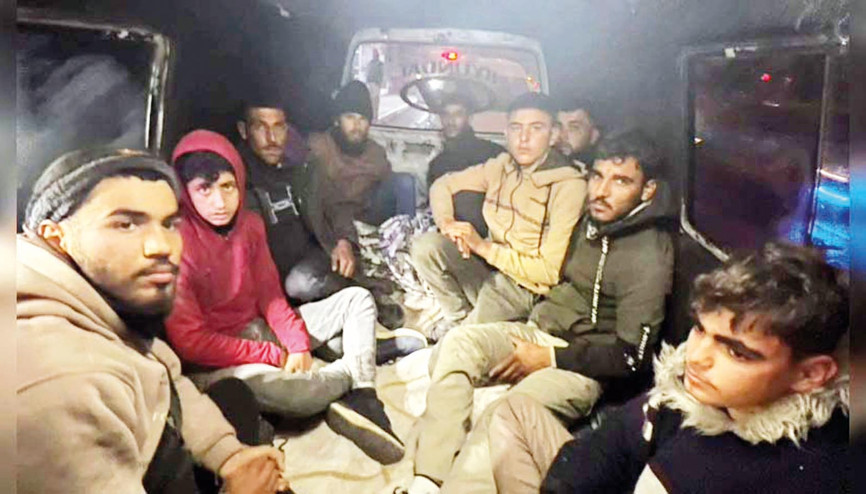 Kaçak göçmenler minibüste yakalandı