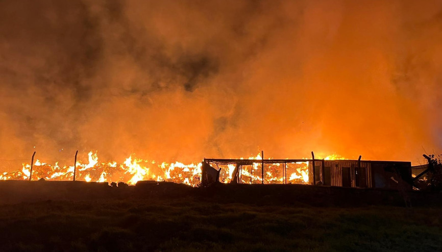 İzmir’de belediyeye ait çöp depolama alanında yangın