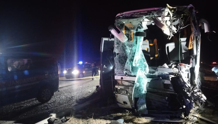 Denizlide minibüs yolcu otobüsüyle çarpıştı: 1 ölü, 13 yaralı