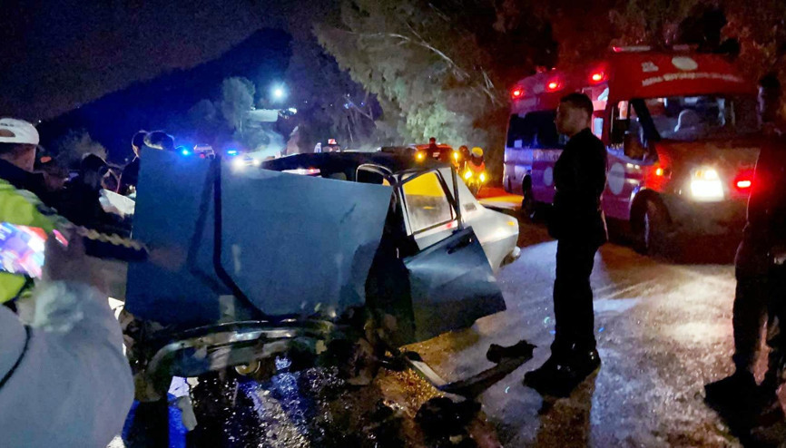 Adanada iki otomobil kafa kafaya çarpıştı: 7 yaralı