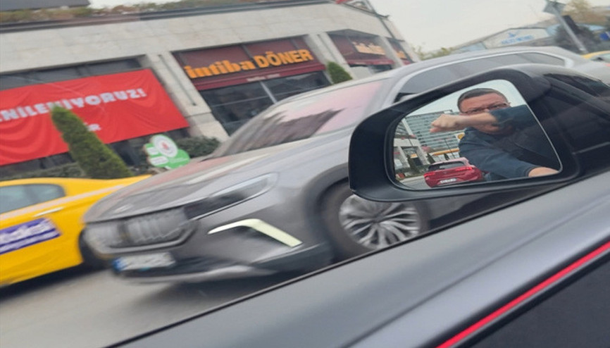 Kağıthanede trafikte tartıştığı sürücünün kapısını açmak istedi, otomobil ilerleyince yere düştü Kağıthanede trafikte tartıştığı sürücünün kapısını açmak istedi, otomobil ilerleyince yere düştü