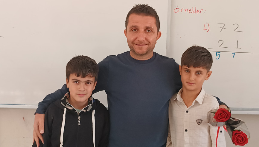 İki öğrencisi olan köy okulunda Öğretmenler Günü kutlaması İki öğrencisi olan köy okulunda Öğretmenler Günü kutlaması