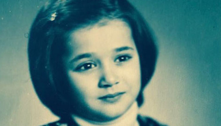 Erenköy Kız Lisesinin yıldız öğrencisiydi... Aradan yıllar geçti, yaş aldı ama bakışları hiç değişmedi... Hoş geldin yeni yaşım