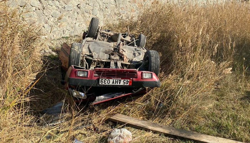 Salihlide otomobil tarlaya uçtu; 1i bebek 5 yaralı