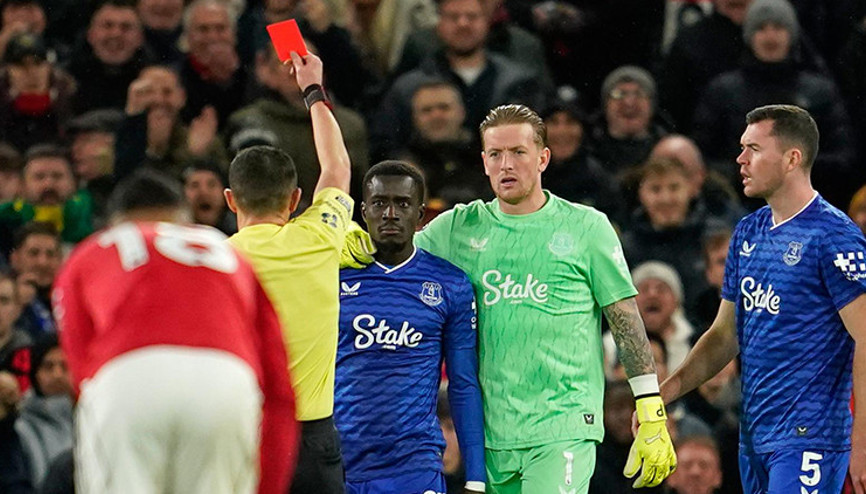 Premier Ligde skandal olay: Takım arkadaşına tokat attı, kırmızı kart gördü