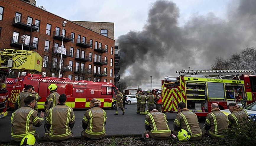 İngilterenin kalbinde yangın: 150 itfaiyeci müdahale ediyor İngilterenin kalbinde yangın: 150 itfaiyeci müdahale ediyor