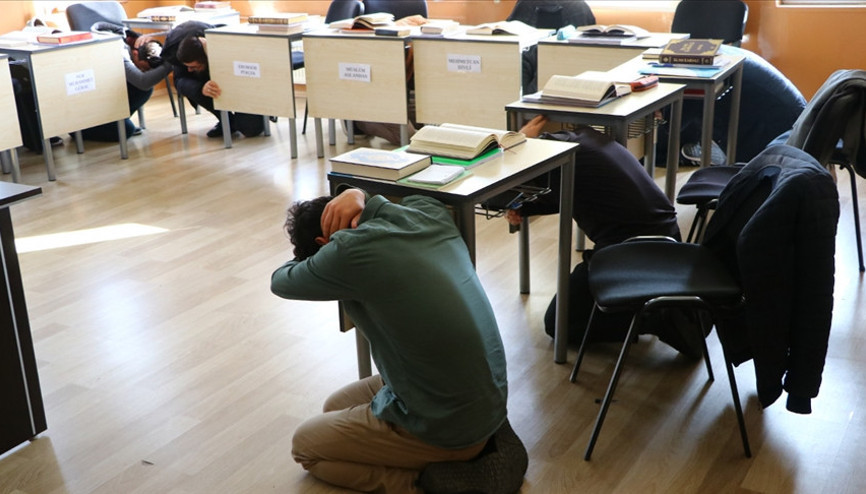 DEPREM TATBİKATI SON DURUM || 26 Kasım (bugün) deprem tatbikatı iptal mi oldu, hangi tarihte yapılacak Deprem tatbikatı ne zaman yapılacak, saat kaçta DMMden Büyük Marmara Depremi Tatbikatı açıklaması DEPREM TATBİKATI SON DURUM || 26 Kasım (bugün) deprem tatbikatı iptal mi oldu, hangi tarihte yapılacak Deprem tatbikatı ne zaman yapılacak, saat kaçta DMMden Büyük Marmara Depremi Tatbikatı açıklaması