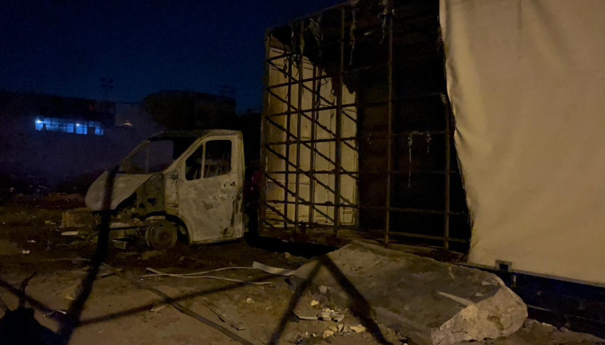 İzmir’de atık yığını alev aldı; bir kamyonet kullanılamaz hale geldi İzmir’de atık yığını alev aldı; bir kamyonet kullanılamaz hale geldi