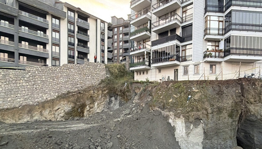 İnşaat alanında toprak kayması: 70 kişi evlerinden tahliye edildi