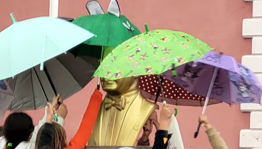 Adanada ilkokul öğrencileri yağmur altında Atatürk büstünü şemsiyeyle korudu