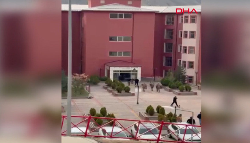 Gümüşhane Üniversitesi’nde rehine krizi Kadın memuru silahla rehin alan şüpheli gözaltına alındı