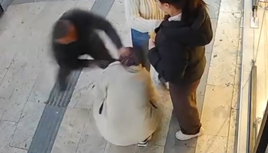 Gümüşhane’de dehşet anları... Bıçaklı saldırıya uğrayan kadını, esnaflar meyve kasalarıyla kurtardı