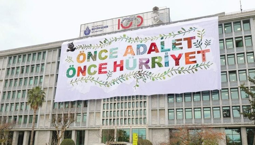 O pankart kurultay yolcusu