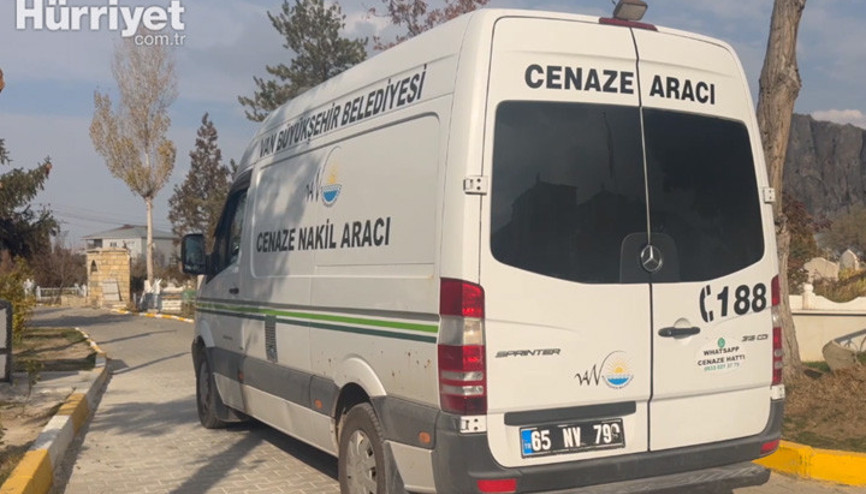 Mardinde evlerinde ölü bulunan anne ve kızının cenazesi Vanda defnedildi