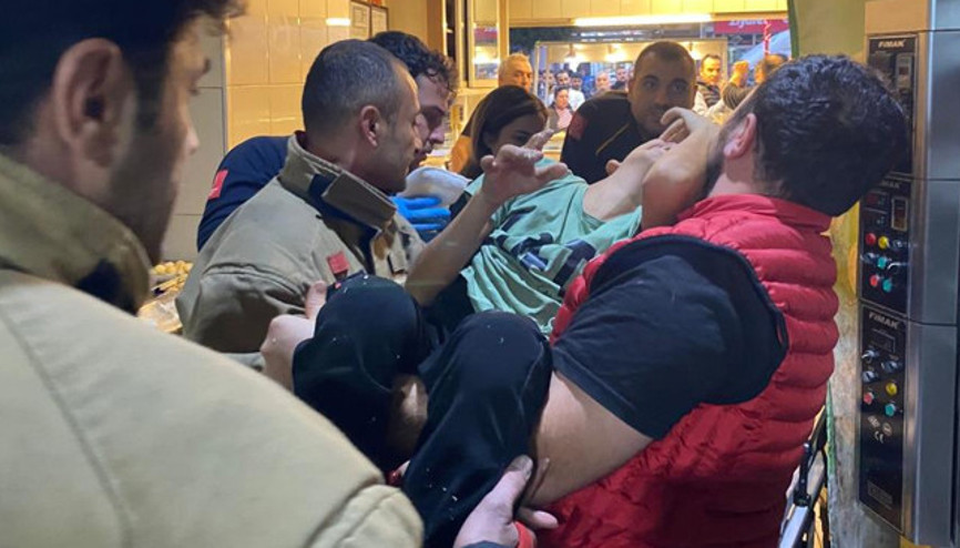 Küçük çocuğun eli hamur karıştırma makinesine sıkıştı