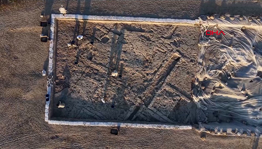 Canhasanda 8 bin 500 yıllık obsidyen ayna bulundu Canhasanda 8 bin 500 yıllık obsidyen ayna bulundu