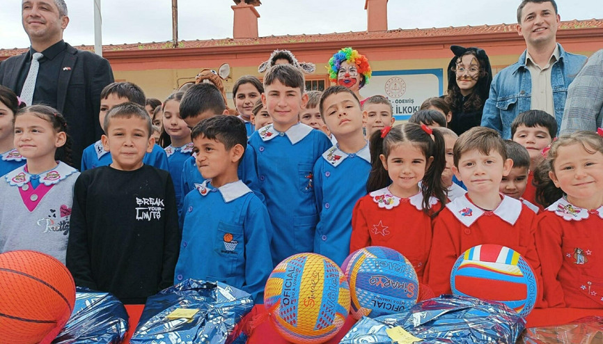 Öğretmen Eren, projesiyle kırsaldaki öğrencilerin yüzünü güldürdü