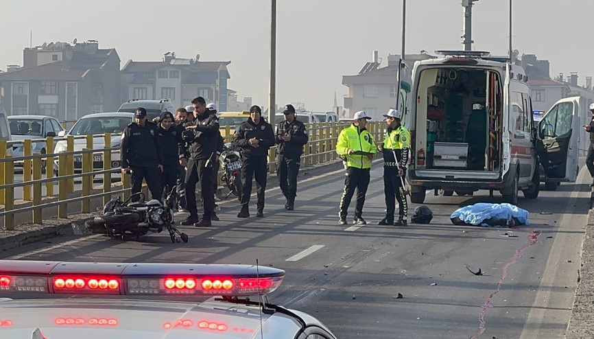 İki aracın arasından geçerken TIRın altında kalan motosikletli öldü