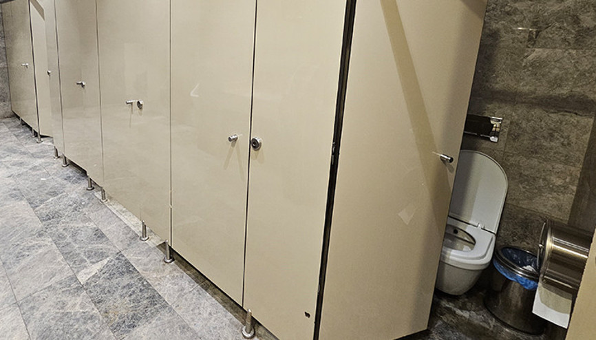 AVMnin kadınlar tuvaletinde sapık skandalı 2 kişi polis tarafından yakalandı