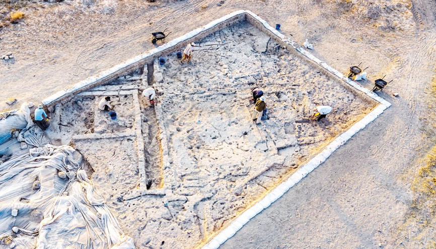 Canhasan’da 8 bin 500 yıllık obsidyen ayna bulundu... 10 bin yıllık sokak ortaya çıkarıldı