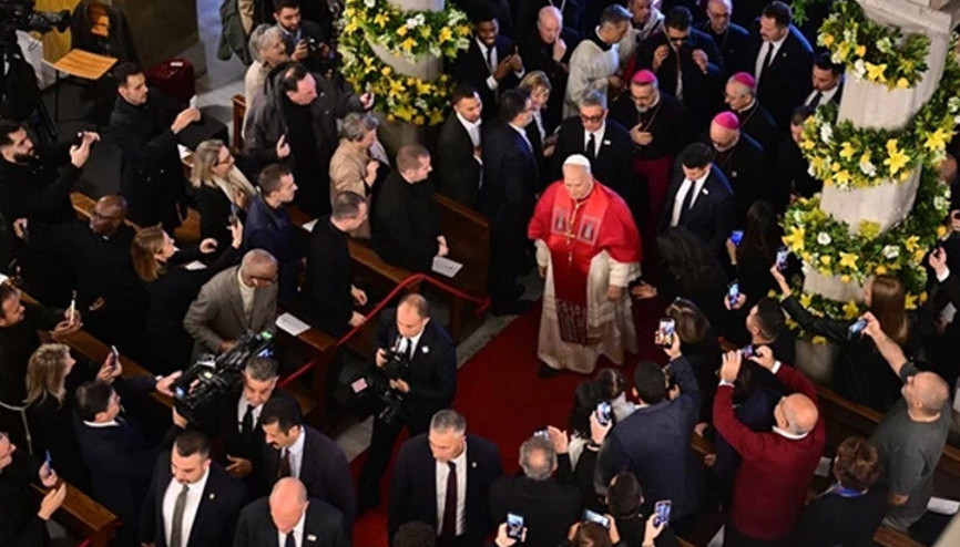 Papa 14. Leo, Saint Esprit Katedralini ziyaret etti