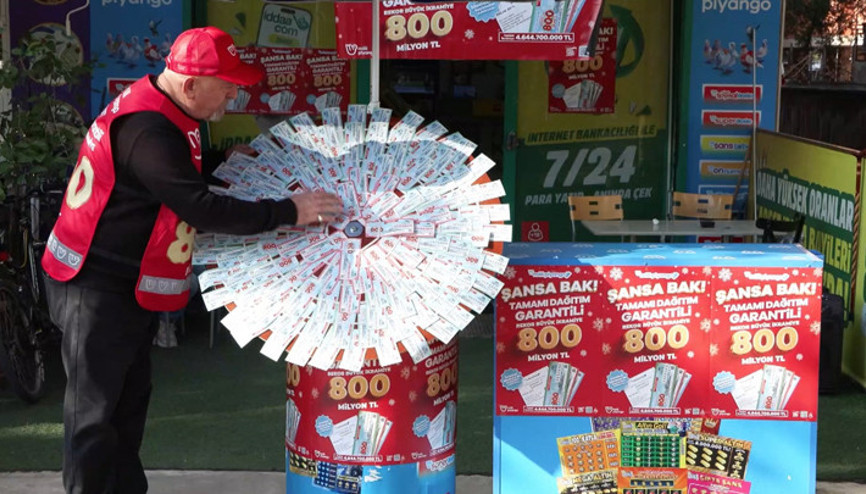 800 milyonluk büyük ikramiye heyecanı Milli Piyango’nun yılbaşı biletlerine yoğun ilgi 800 milyonluk büyük ikramiye heyecanı Milli Piyango’nun yılbaşı biletlerine yoğun ilgi